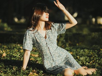 编辑老周坐在靠窗的木质书桌前，手边摊开一本厚台历和几页手写笔记，正在核对 2026-08-26 的干支纪日数据，午后的自然光落在纸面上